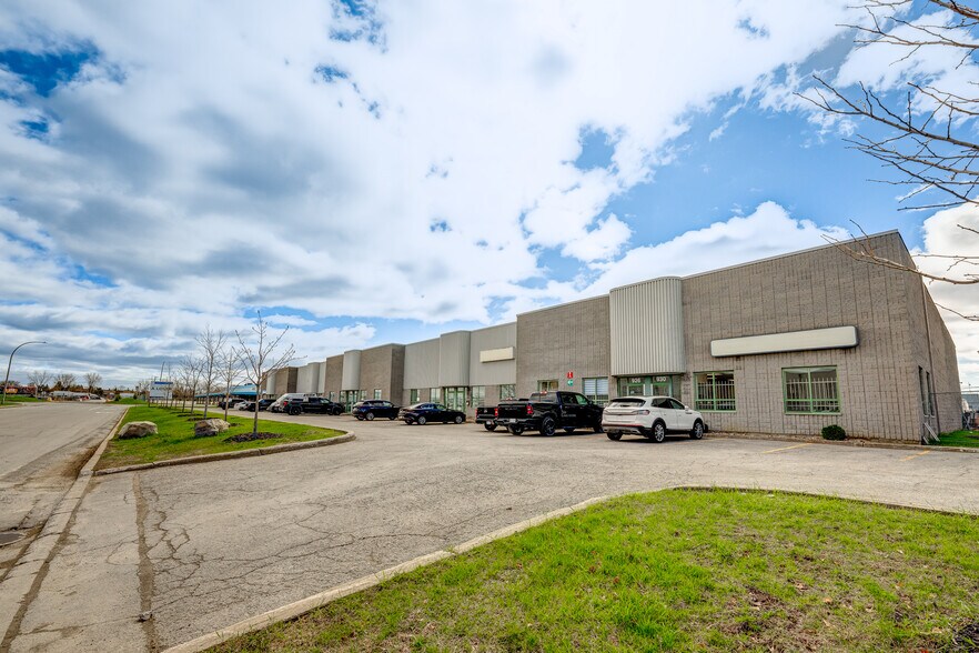 More Photos Of 894-930 Rue Bergar, Laval Warehouse For Lease