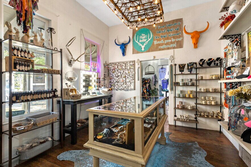 More Photos Of 322 S Main St, Boerne General Retail For Sale