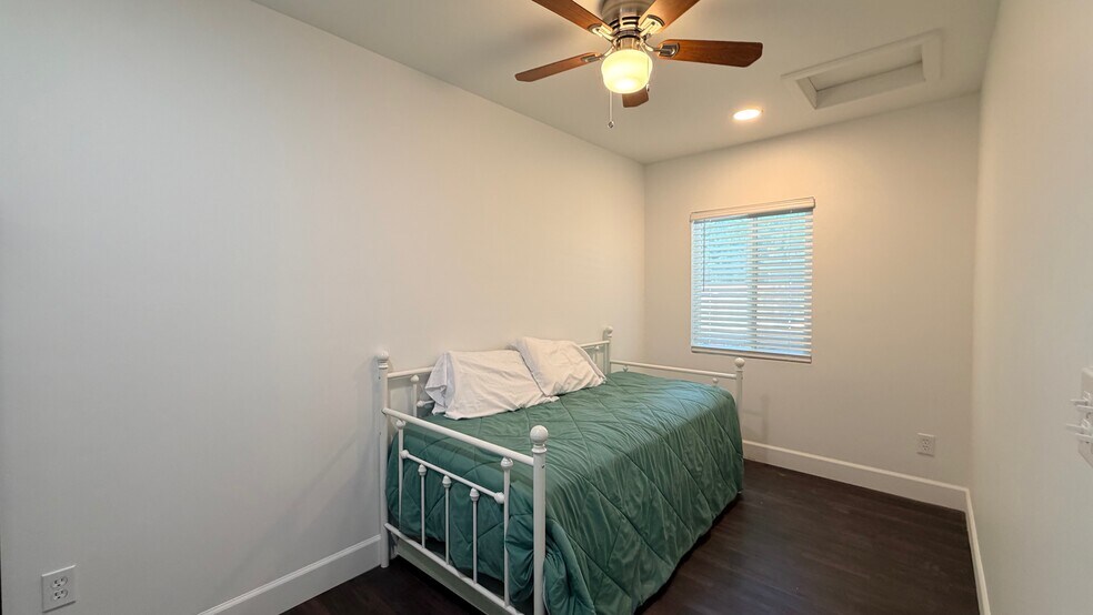 More Photos Of 1012 E Mineral King Ave, Visalia Flex For Sale