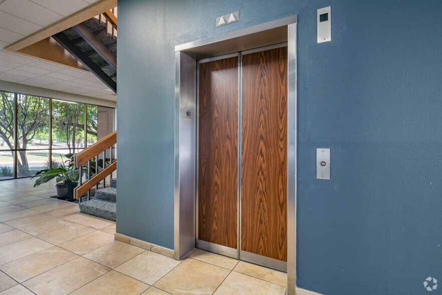 More Photos Of 4400 S Piedras Dr, San Antonio Unknown For Lease
