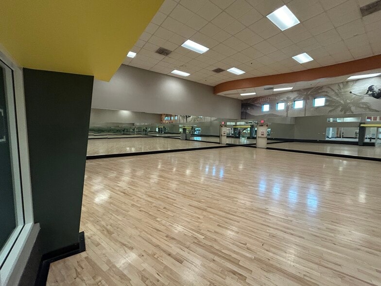 More Photos Of 11630 N Tatum Blvd, Phoenix Health Club For Lease
