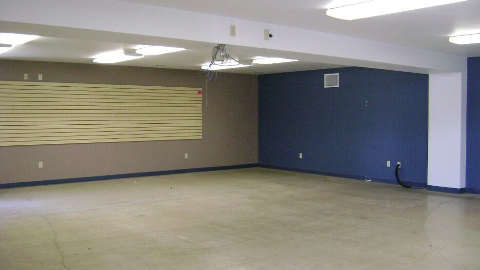 More Photos Of 325 E Happy Valley Rd, Roseburg Distribution For Lease