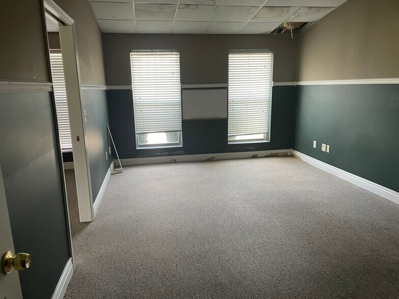 More Photos Of 1808 Clark St, Carterville Light Distribution For Sale