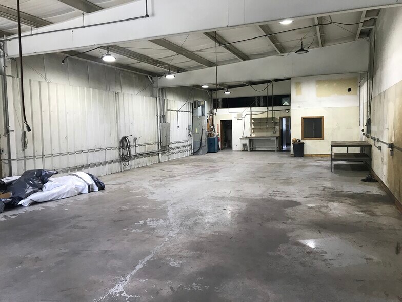 More Photos Of 34 Stonehill Rd, Oswego Warehouse For Lease