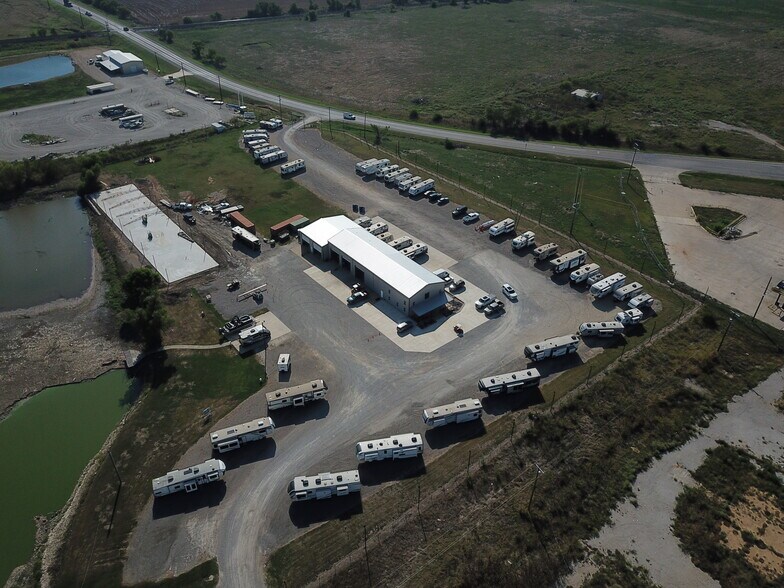 More Photos Of 13239 S Interstate 35, Valley View Manufacturing For Lease