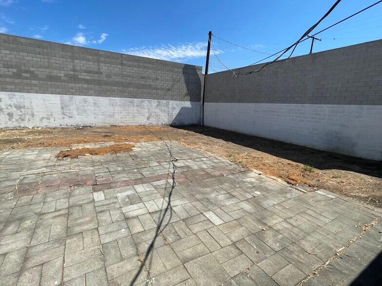 More Photos Of 16123 Wyandotte St, Van Nuys Service For Lease
