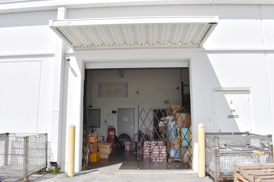 More Photos Of 9960 NW 116th Way, Medley Showroom For Lease