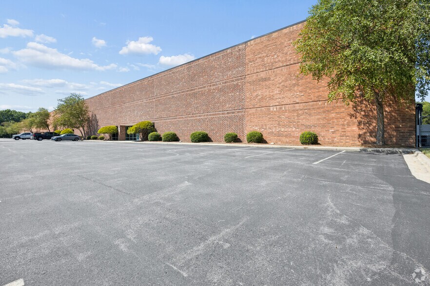 More Photos Of 6348 Burnt Poplar Rd, Greensboro Warehouse For Lease