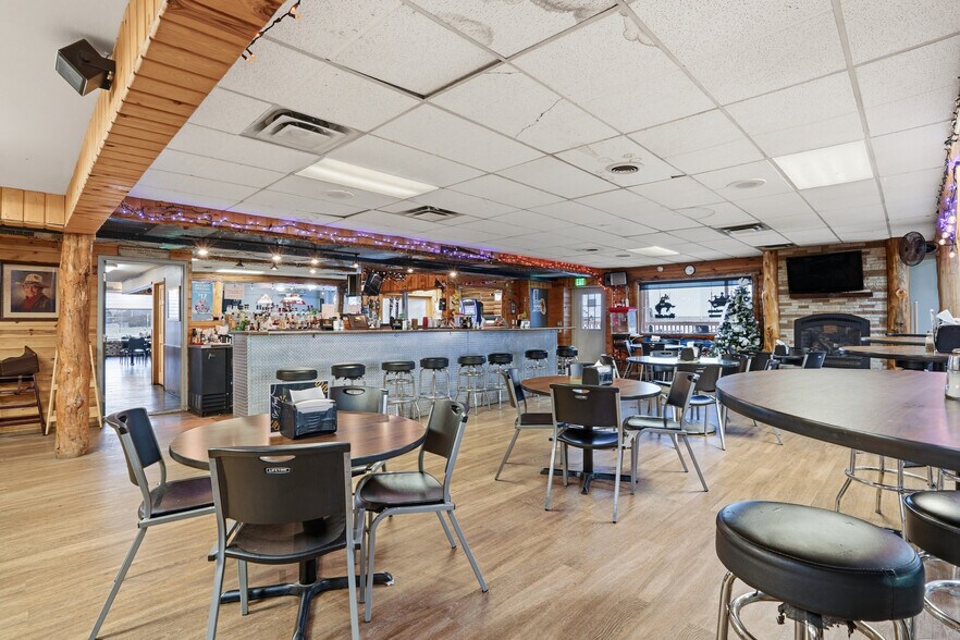 More Photos Of 1401 Laurel St, Whitewood Restaurant For Sale