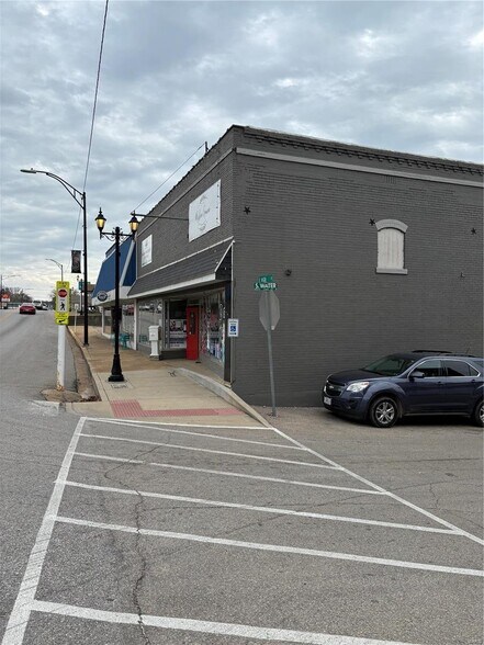 More Photos Of 201 E High St, Potosi Storefront Retail Office For Sale
