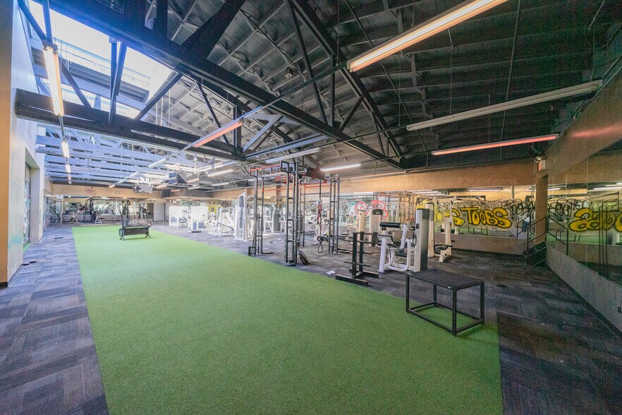 More Photos Of 4677 N Elston Ave, Chicago Health Club For Sale