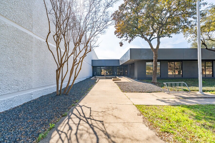 More Photos Of 4404 S Beltwood Pky, Dallas Warehouse For Lease