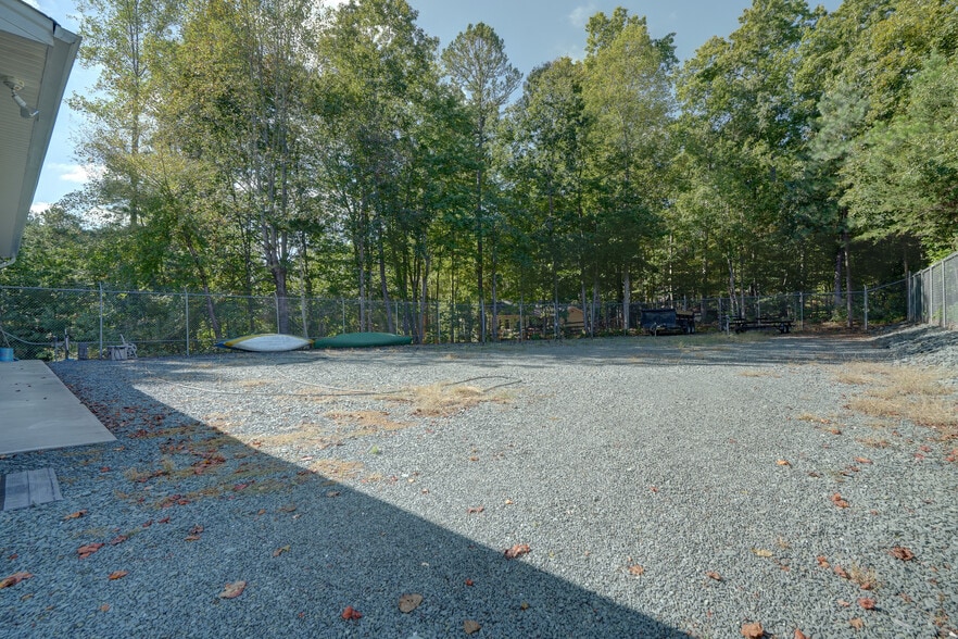 More Photos Of 2704 Lake Monticello Rd, Palmyra Parking Garage For Sale