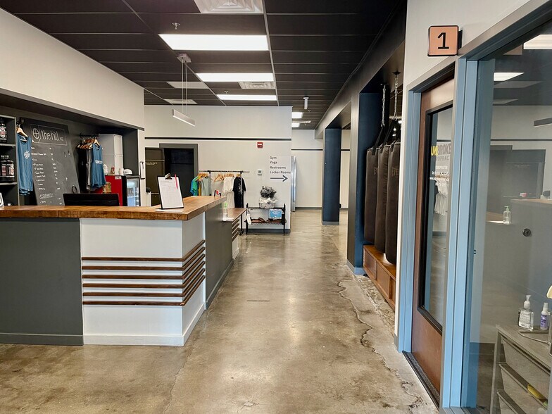 More Photos Of 2540 W Pennway St, Kansas City Flex For Lease