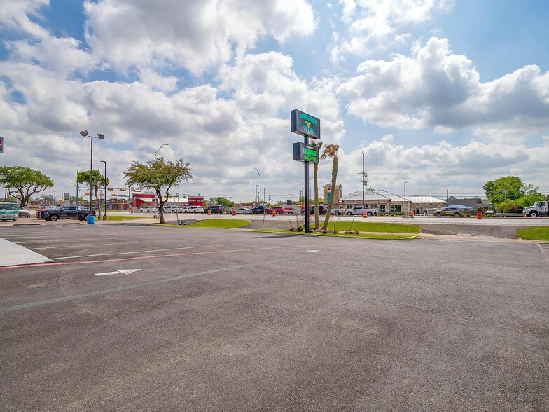 More Photos Of 316 Wilshire Blvd, Burleson Freestanding For Sale