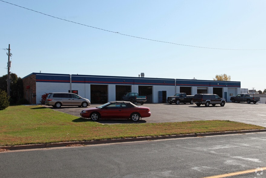 Primary Photo Of 960 Osborne Rd NE, Fridley Auto Repair For Lease
