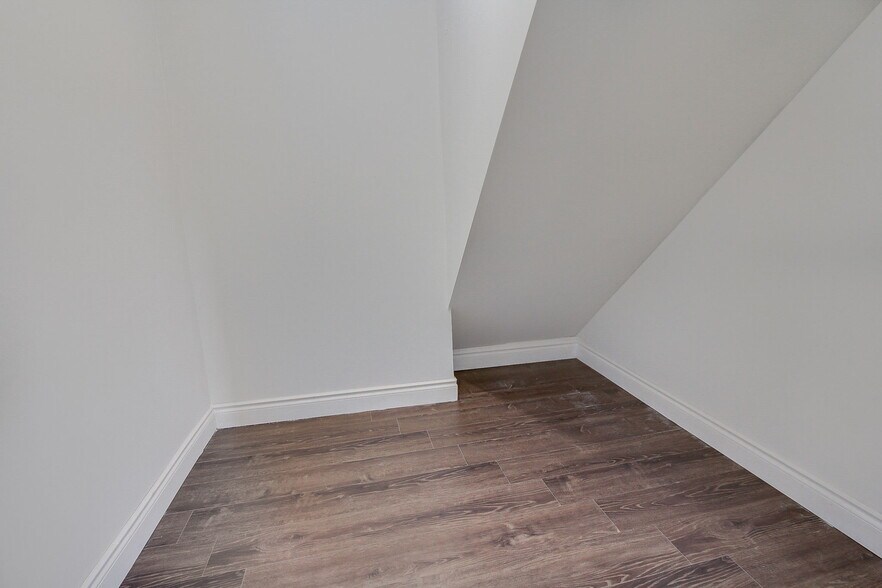 More Photos Of 395 Bay St W, Brock Office For Sale