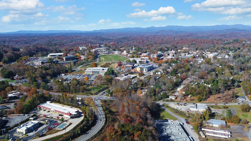 More Photos Of 20 Mountain Dr, Dahlonega Hotel For Sale