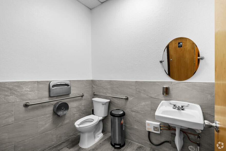 More Photos Of 2601-2675 S Military Trl, West Palm Beach Storefront For Lease