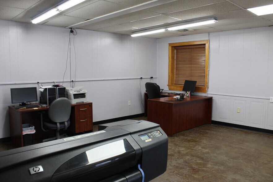 More Photos Of 541 W 90th St, Bloomington Showroom For Sale