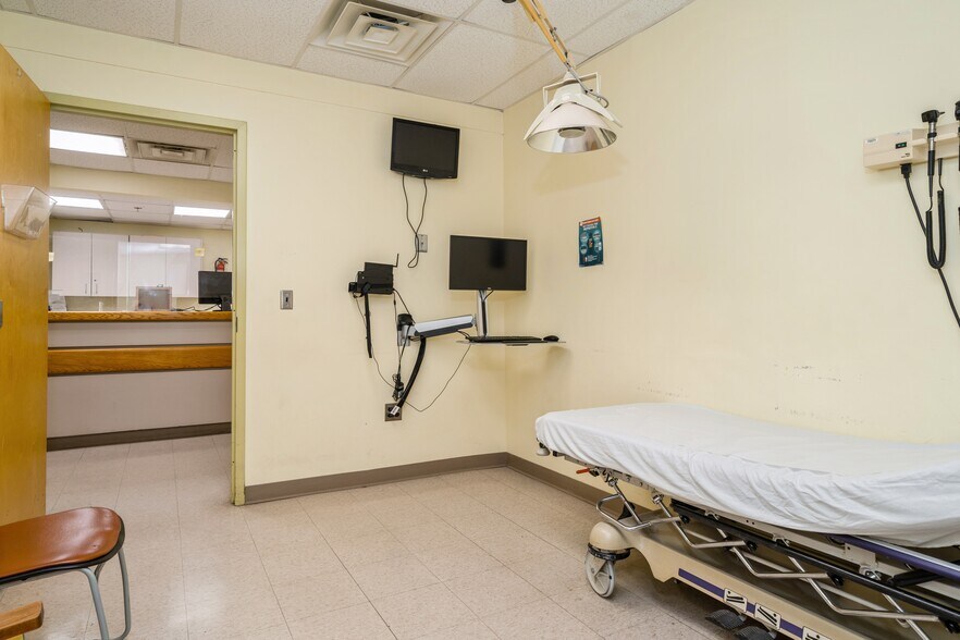 More Photos Of 680 Broadway, Paterson Hospital For Lease