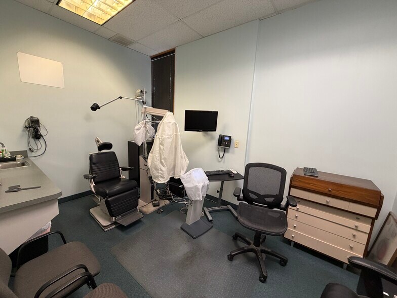 More Photos Of 107 Kingsway Rd, Brandon Medical For Sale