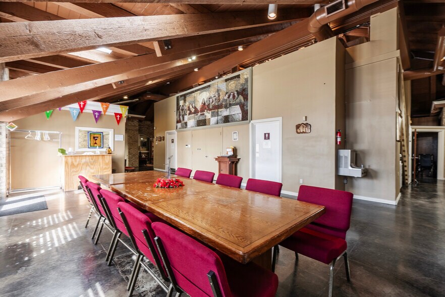 More Photos Of 660 S Zang Blvd, Dallas Office For Lease