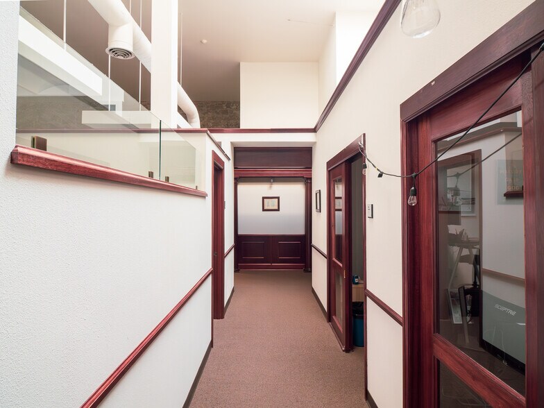More Photos Of 1313 Commercial St, Bellingham Office For Sale