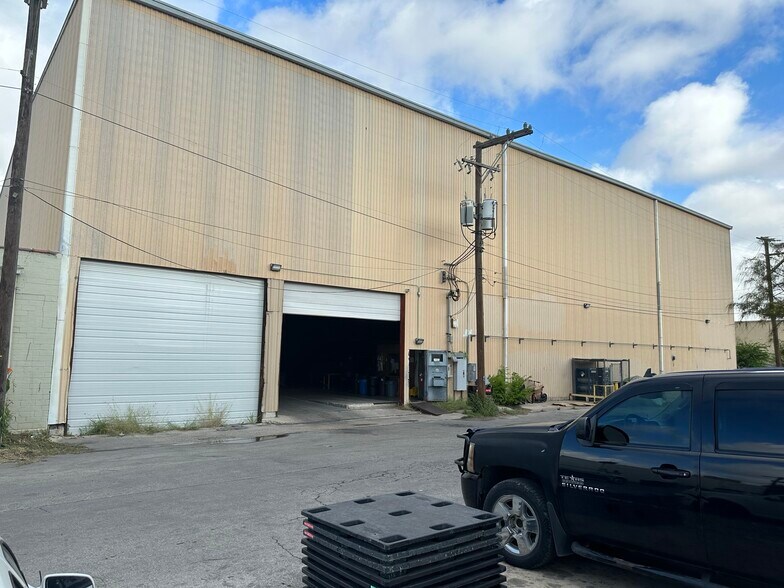 More Photos Of 120 Eda, San Antonio Warehouse For Sale