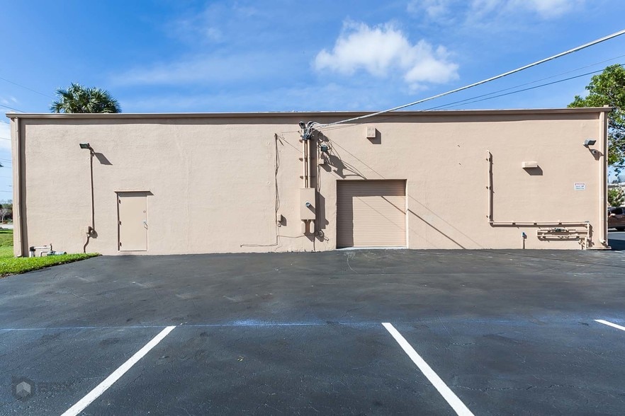 More Photos Of 2050 N University Dr, Sunrise Freestanding For Sale