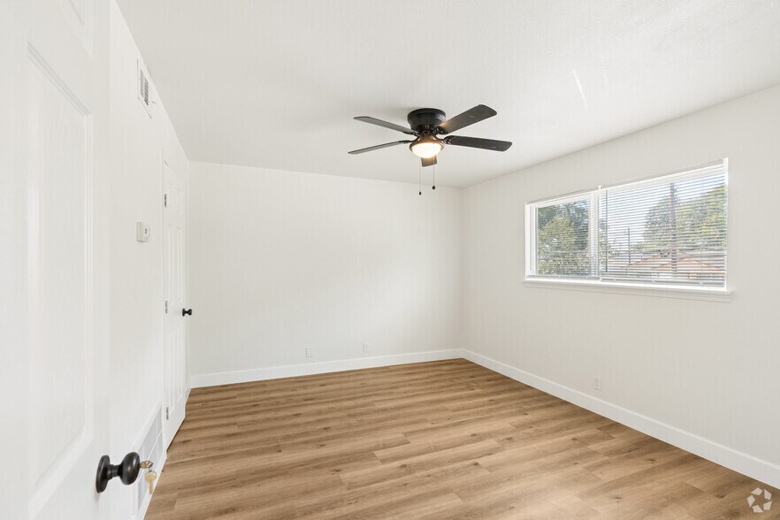More Photos Of 1510 Odd Fellow St, Conroe Apartments For Sale