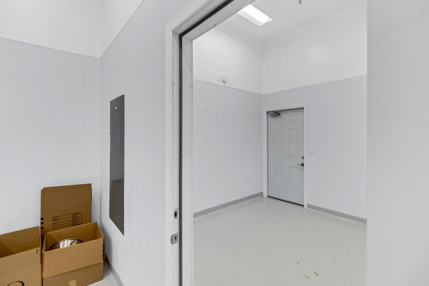 More Photos Of 991 Industrial Way, King City Warehouse For Sale