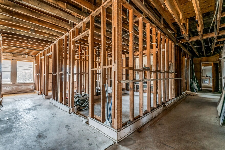 More Photos Of 200 E Blackjack St, Dublin Storefront Retail Residential For Sale