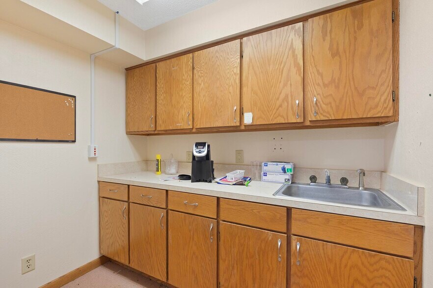 More Photos Of 327 E Airport Dr, Carthage Medical For Sale