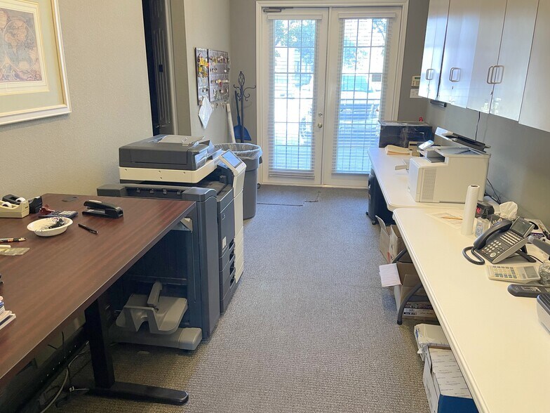More Photos Of 2931 Oak Park Cir, Fort Worth Office For Lease