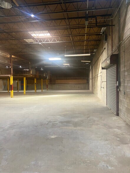 More Photos Of 801-805 N State St, Elgin Warehouse For Lease