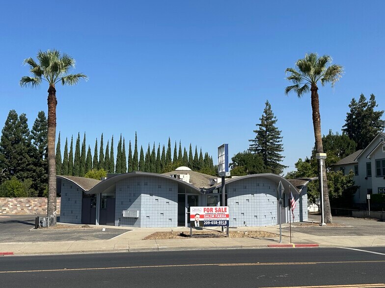 More Photos Of 316 W F St, Oakdale Storefront Retail Office For Sale