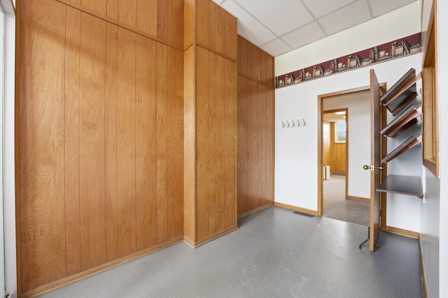 More Photos Of 29 Jarvis St, Fort Erie Office For Sale