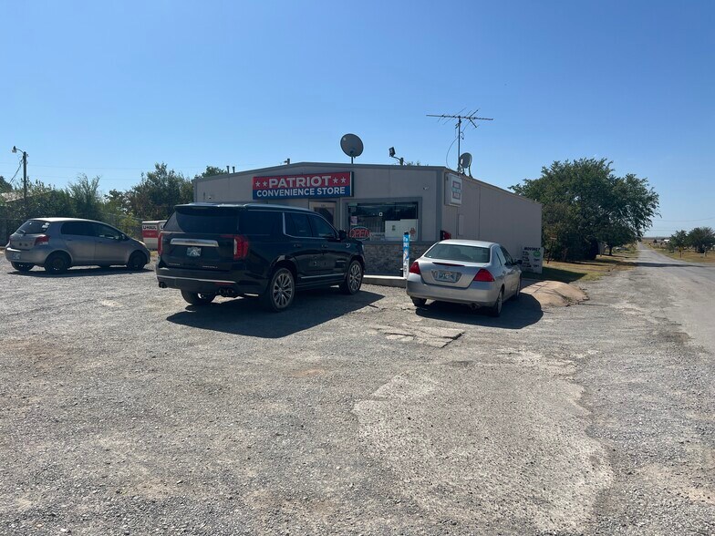 More Photos Of 600 E Main St, Geronimo Convenience Store For Sale