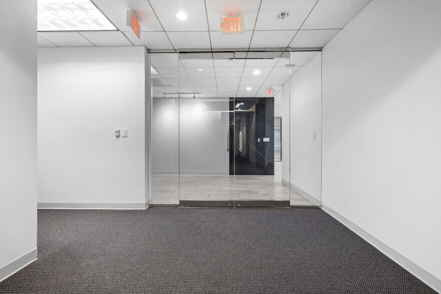 More Photos Of 17 S Briar Hollow Ln, Houston Office Residential For Lease
