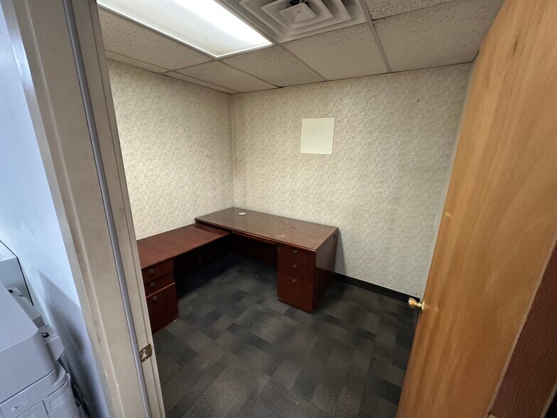 More Photos Of 8271 Brock Bridge Rd, Laurel Warehouse For Lease