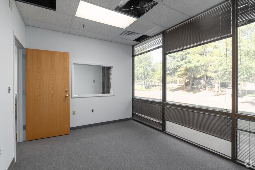 More Photos Of 500 Horizon Dr, Hamilton Light Distribution For Lease