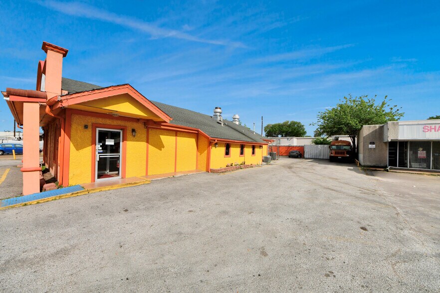More Photos Of 7626 Clarewood Dr, Houston Restaurant For Sale