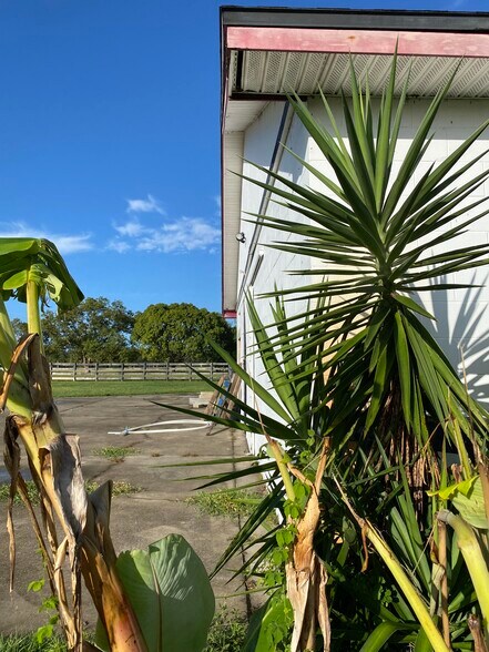 More Photos Of 878 Lake Mills Rd, Oviedo Warehouse For Lease