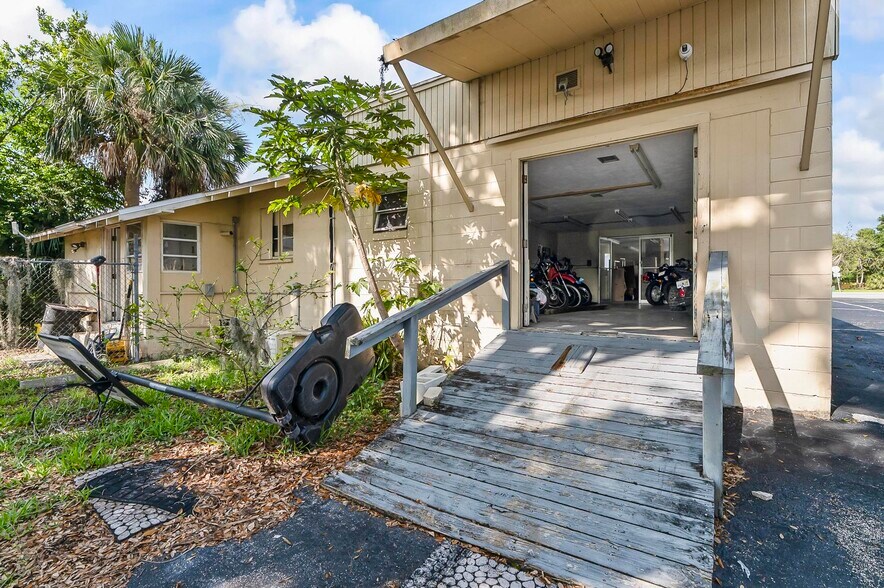 More Photos Of 1841 S Ridgewood Ave, Daytona Beach Freestanding For Sale