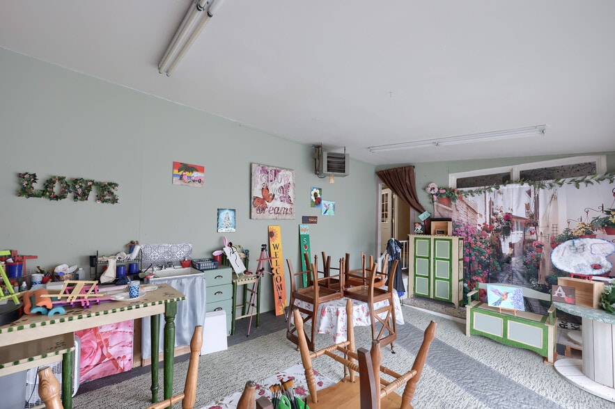 More Photos Of 157 E Broadway, Red Lion Restaurant For Sale