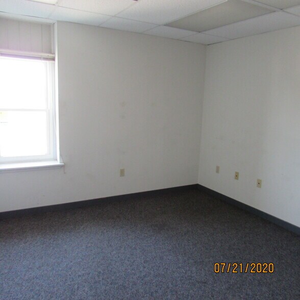 More Photos Of 457 Diller Ave, New Holland Warehouse For Lease