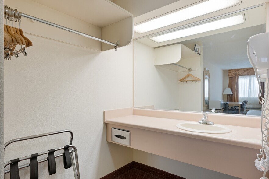 More Photos Of 1530 Cleveland Rd, Sandusky Hotel For Sale