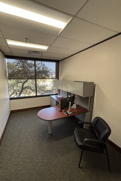 More Photos Of 8737 King George Dr, Dallas Office For Lease