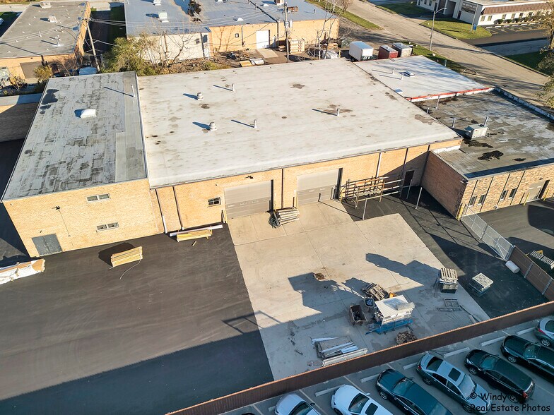 More Photos Of 1025 Industrial Dr, Bensenville Warehouse For Lease